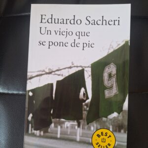 Un viejo que se pone de pie