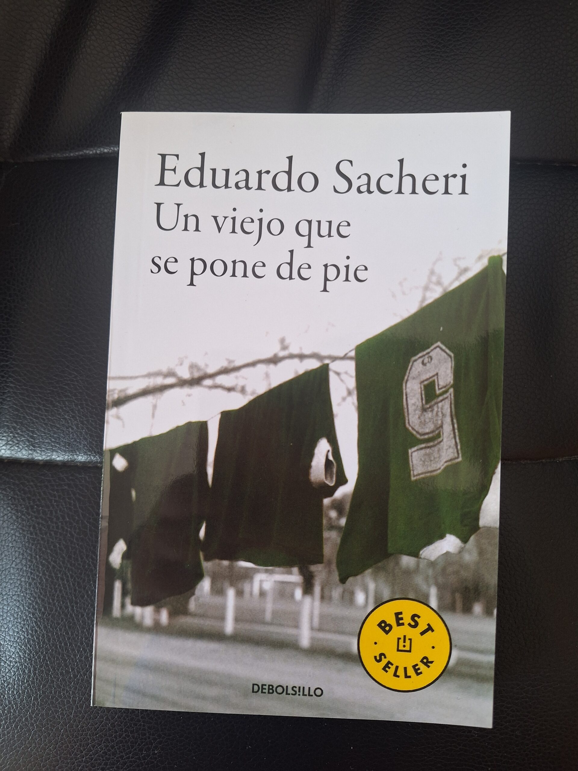 Un viejo que se pone de pie